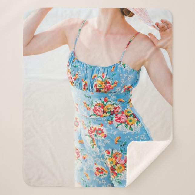 Couverture Sherpa Femme vêtue de rompers à fleurs bleues et de casqu (Devant)
