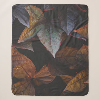 COUVERTURE SHERPA FEUILLES ROUGE ET VERT SUR ARRIÈRE - PLAN NOIR