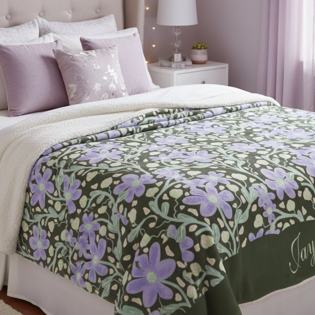 Couverture Sherpa Fleurs pourpres Parmi Les Vignes (Feminine purple lilac flowers with vines are both pretty and whimsical. Great for any girls room.)