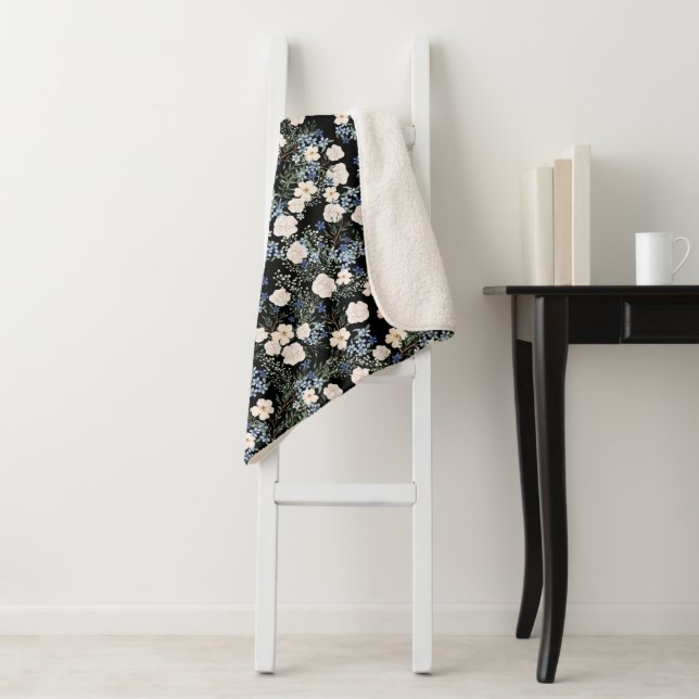 Couverture Sherpa Fleurs sauvages d'aquarelle florale bleu rose Feui (En situation)