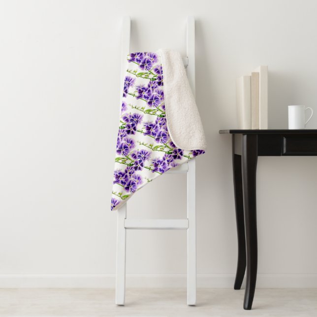 Couverture Sherpa Floral violet Duranta ciel floral aquarelle art (En situation)