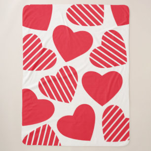 Couverture Sherpa Grands coeurs rouges avec motif rayé sur fond blan