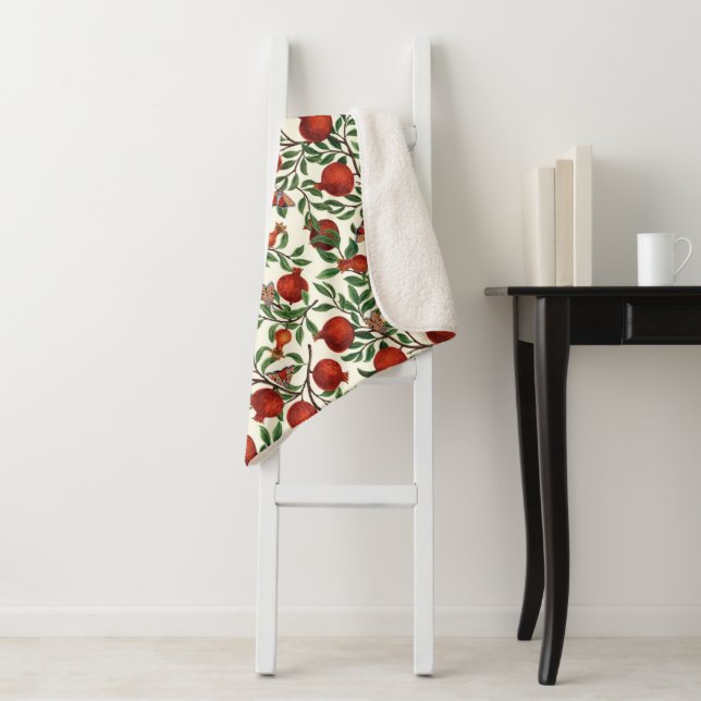 Couverture Sherpa Grenades et papillons Bella sur blanc (En situation)