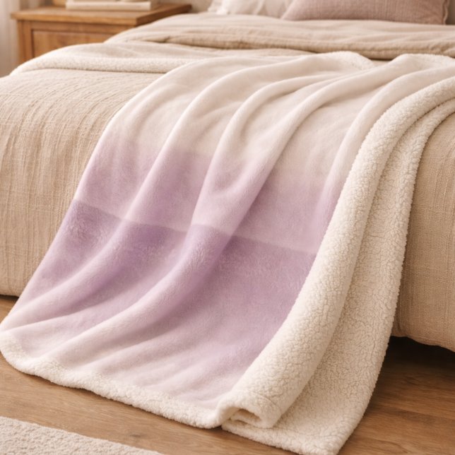 Couverture Sherpa Lavande Crépuscule Fondu (Pale lavender fades into dusk grey for a layered look across sofas and beds)