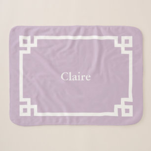 Couverture Sherpa Lilas Violet et Blanc Monogramme à la Grecque