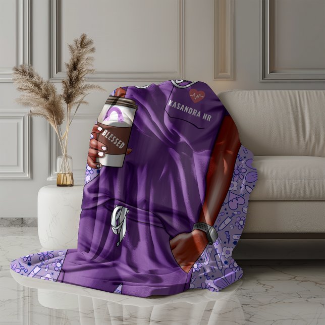 Couverture Sherpa Médecin infirmière femme noire en frottes violette (The picture has been enhanced to show  details)