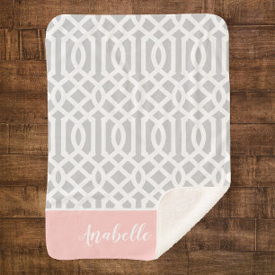 Couverture Sherpa Monogramme de Trellis rose et gris Couleurs modi