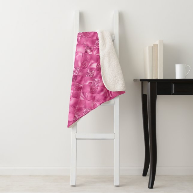 Couverture Sherpa Motif à tissage Carré rose chaud (En situation)