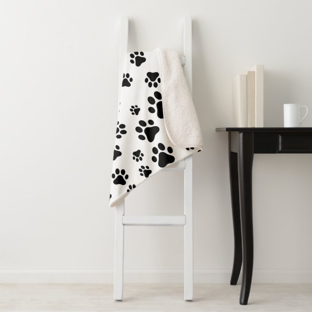 Couverture Sherpa Motif des pattes, pattes de chien, noir et blanc (En situation)