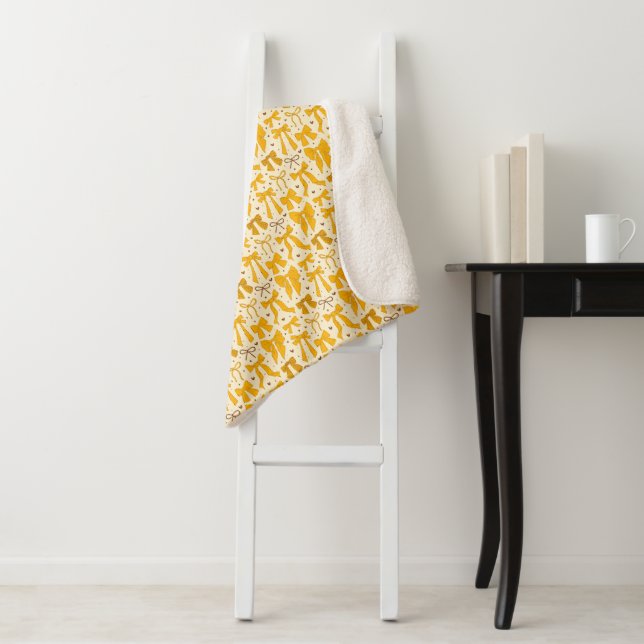 Couverture Sherpa Motif des vaches et des coeurs jaunes (En situation)