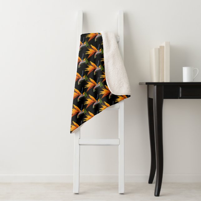 Couverture Sherpa Motif Plante Orange Bird of Paradise sur Noir (En situation)