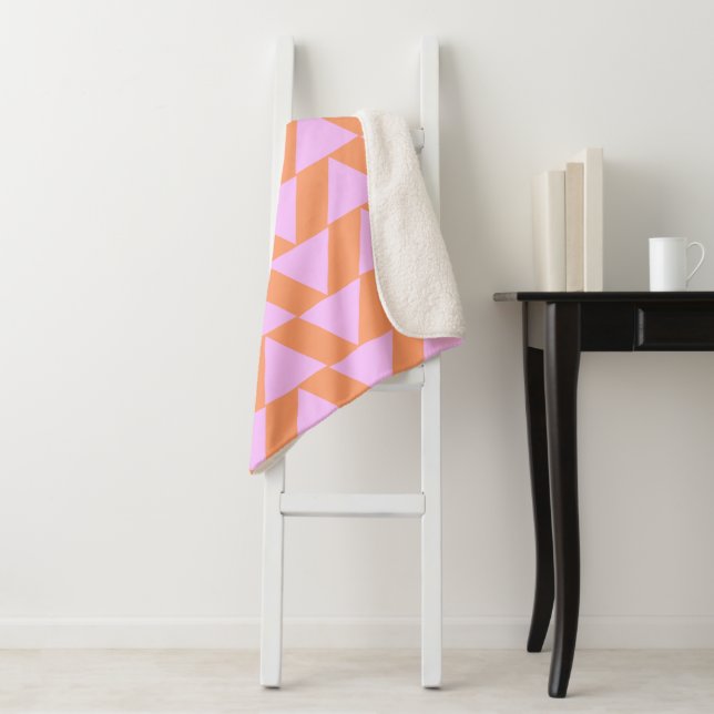 Couverture Sherpa Motif triangle géométrique moderne rose et orange (En situation)
