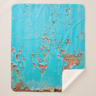 Couverture Sherpa Mur en métal peint bleu rouillé. Texte photo détai