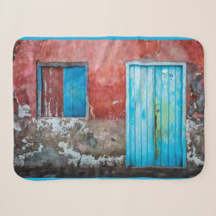 Couverture Sherpa Mur, porte et fenêtre rouge, bleu et gris