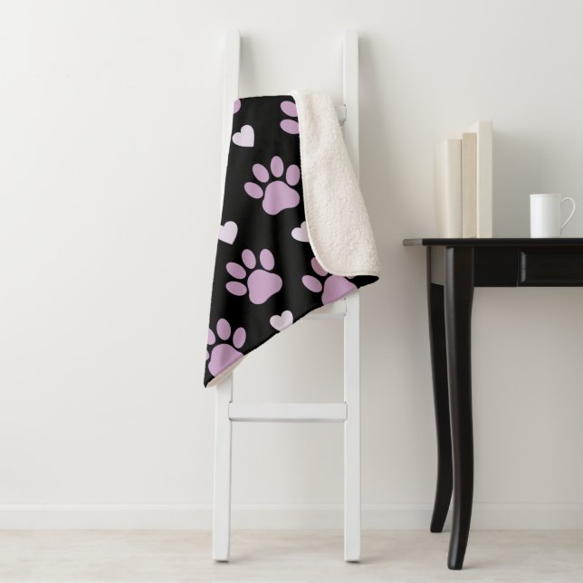 Couverture Sherpa Pattern of paws, Dog paws, Lilac paws, Hearts (En situation)