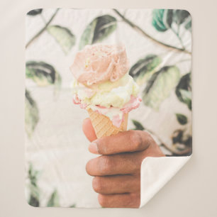 Couverture Sherpa Personne tenant un cône de crème glacée avec trois