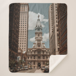 COUVERTURE SHERPA PERSONNES MARCHANT DANS LA RUE PRÈS DES BÂTIMENTS 