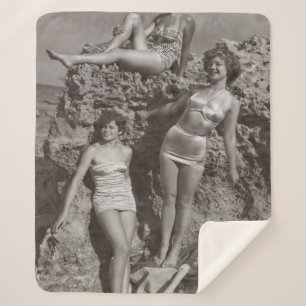COUVERTURE SHERPA PHOTO GRAYSCALE DE TROIS FEMMES EN TRAIN ET SITTIN