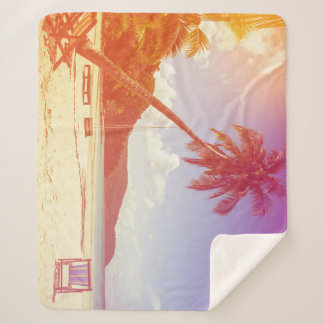 Couverture Sherpa Plage, cocotier, lit en bois.