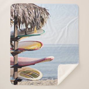 Couverture Sherpa Planche de surf rouge et blanche en rack en bois m