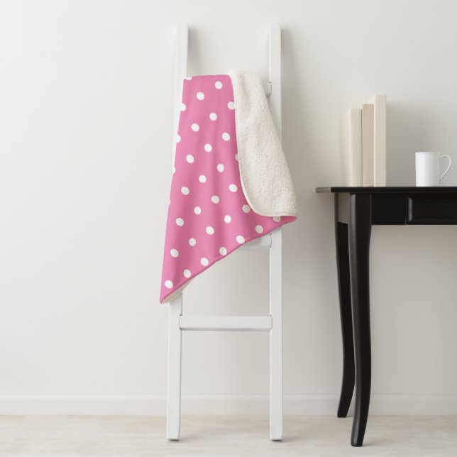 Couverture Sherpa Pois roses et blancs (En situation)