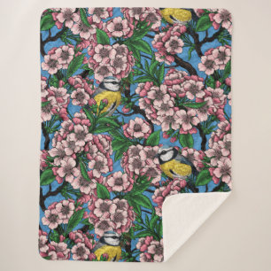 Couverture Sherpa Rameaux bleus dans le cerisier en fleurs sur le bl