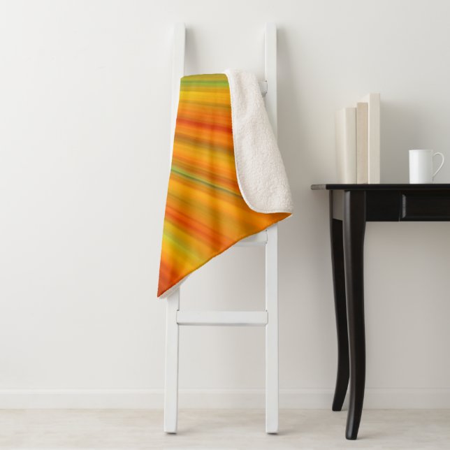 Couverture Sherpa rayures Abstraites rouge jaune orange vert sur ble (En situation)