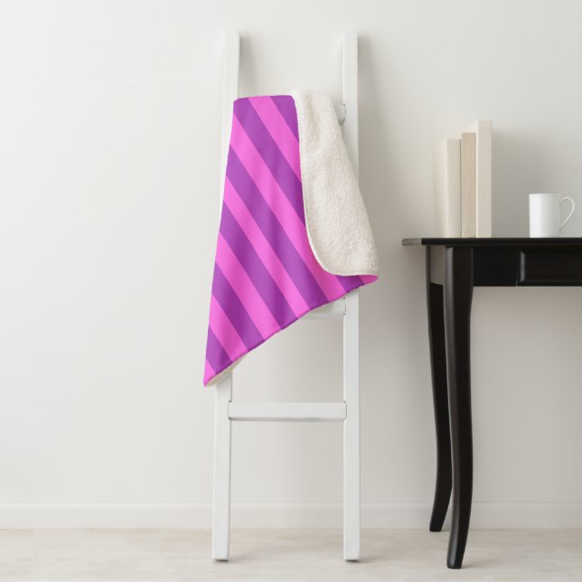 Couverture Sherpa Rayures bicolores violettes  (En situation)