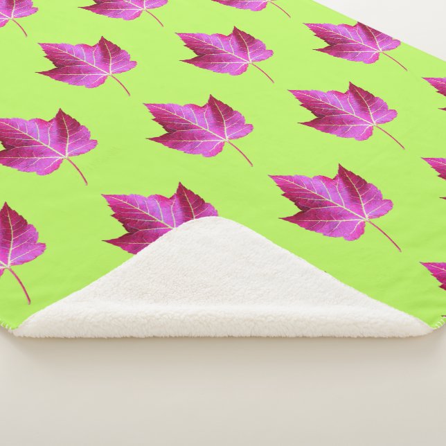 Couverture Sherpa Red Autumn Maple Leaf Pattern on Green Background (3/4)