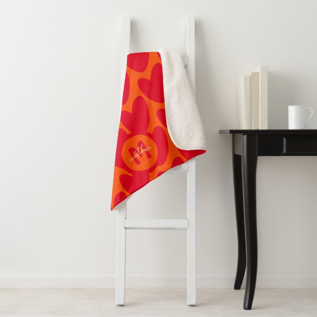 Couverture Sherpa Retro Orange Super Red Hearts Nom sur Monogramme (En situation)