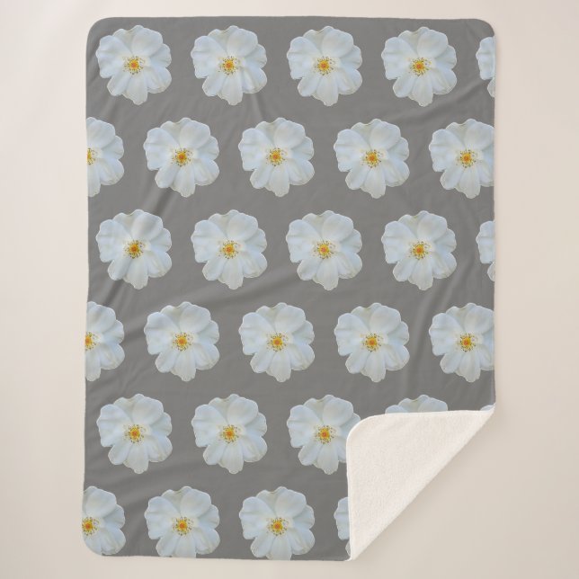 Couverture Sherpa Rose blanche sur arrière - plan gris. (Devant)