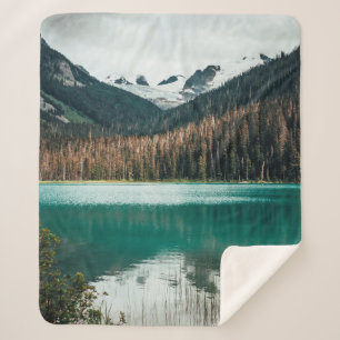 COUVERTURE SHERPA SCÈNE DU CORPS D'EAU PRÈS D'UNE FORÊT
