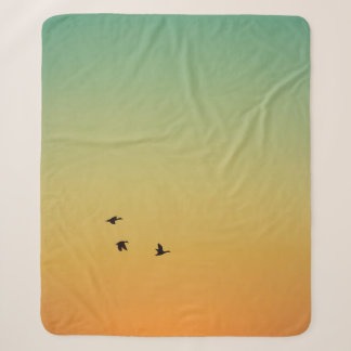 COUVERTURE SHERPA SILHOUETTE D'OISEAUX VOLANT PENDANT LE COUCHER DU 