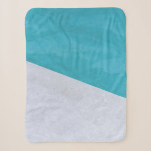 Couverture Sherpa Sol gris vide à côté de la piscine