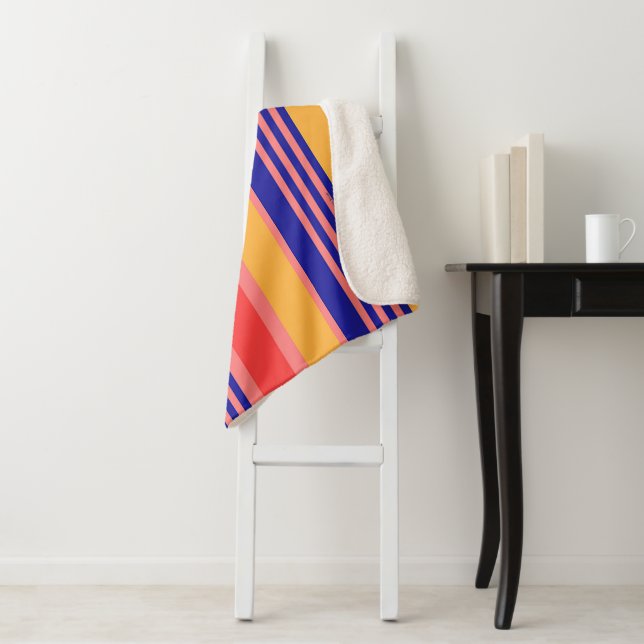 COUVERTURE SHERPA STRIPES BLEUS JAUNES ROUGES CLASSIQUES (En situation)