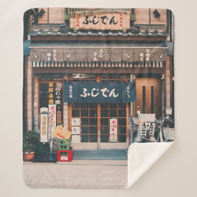 COUVERTURE SHERPA TROIS BICYCLETTES PARKÉES DEVANT L'ÉDIFICE (Devant)