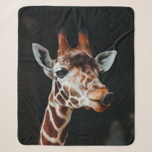 COUVERTURE SHERPA UN GIRAFFE AU ZOO DE CALGARY QUI RETIRE SA LANGUE