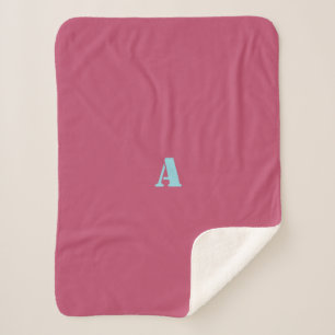 Couverture Sherpa Un Monogramme bleu foncé rose polaire