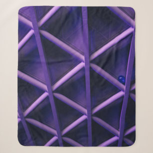 Couverture Sherpa Un plafond violet avec une motif de croisée ; un b