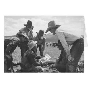 Cowboys regardant une magazine