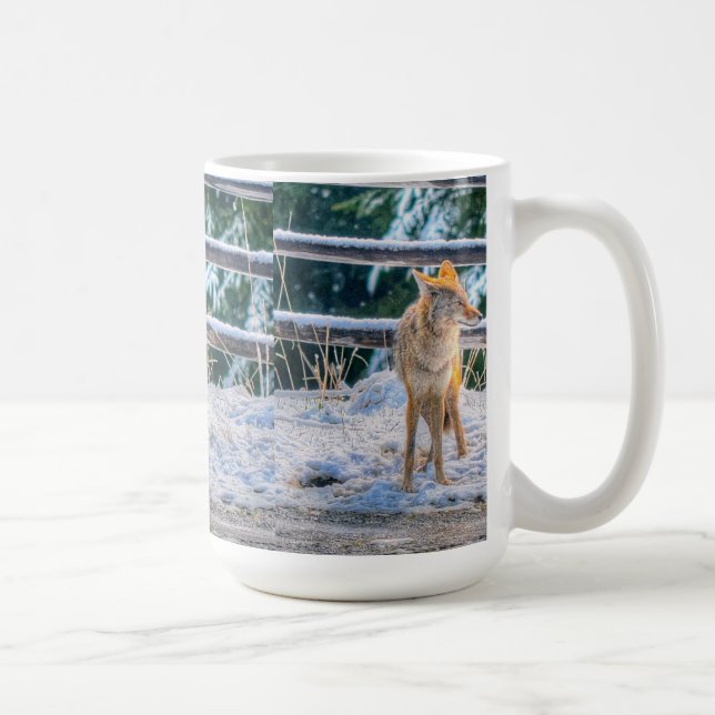 Coyote femelle et la neige Nature Coffee Mug (Droite)