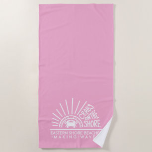 Crabes sur la serviette de plage rose de Shore