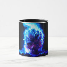 Crâne avec la tasse de flammes bleues