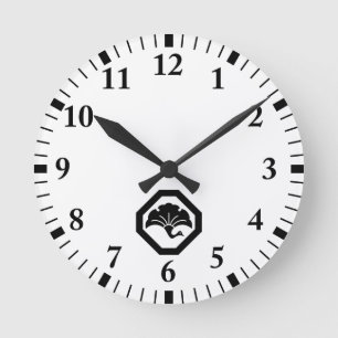 Crane-shaped ginkgo leaf on tray round clock