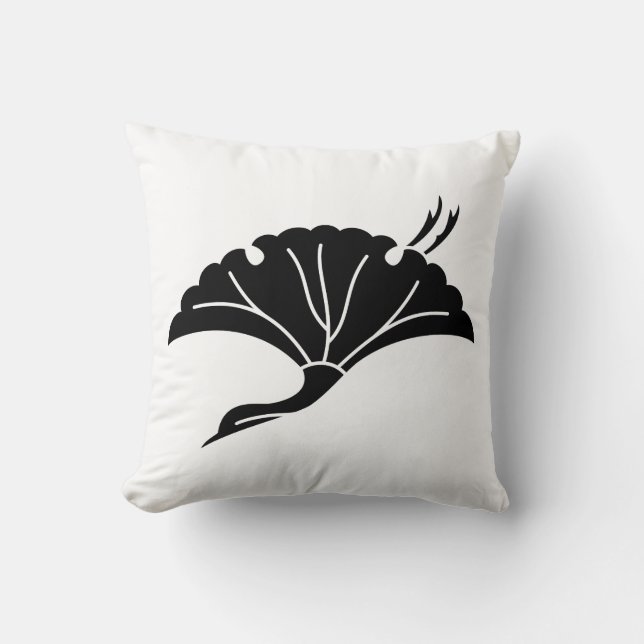 Crane-shaped ginkgo leaf throw pillow (Front)