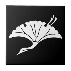 Crane-shaped ginkgo leaf tile