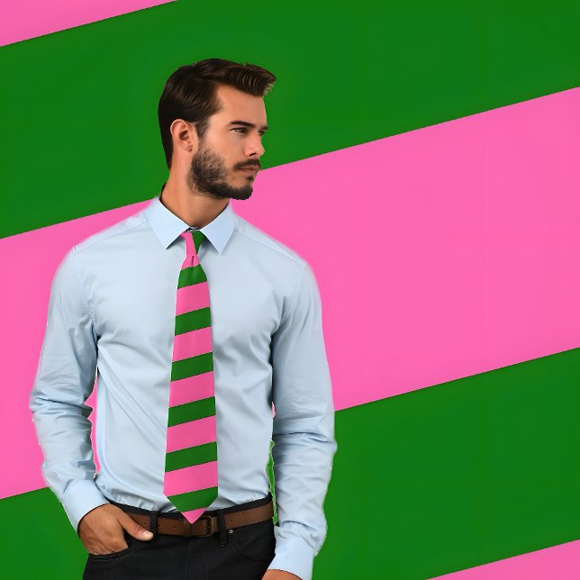 Cravate à rayures roses chaudes et vertes (rayures (Man wears a Hot Pink and Green Striped Tie with Thick Stripes.)