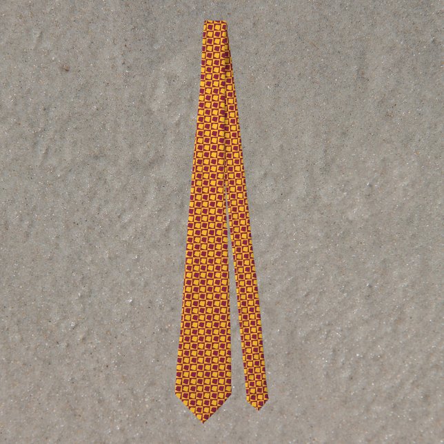 Cravate Arizona Pop Art Checkerboard Maroon Gold (A tie featuring the US state of Arizona in a maroon and gold yellow pattern)