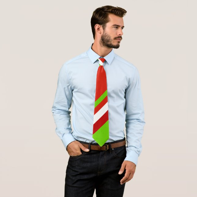Cravate Bandes diagonales rouge vert et blanc (En situation)