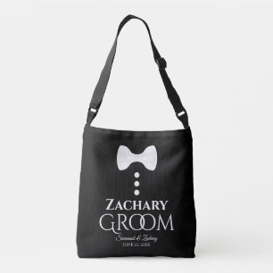 Cravate blanche de la chambre sur le sac à bagages